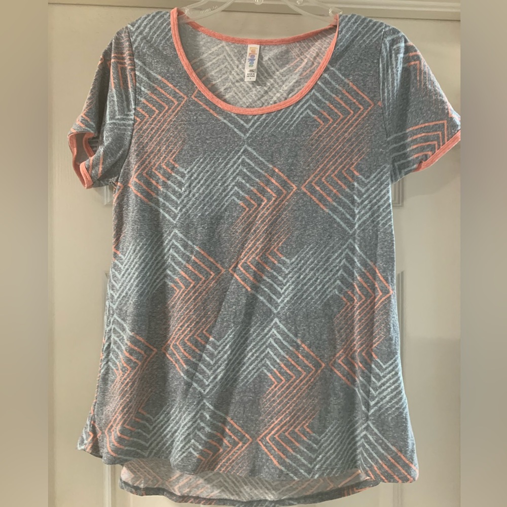 Lularoe women’s t-shirt, size small. EUC